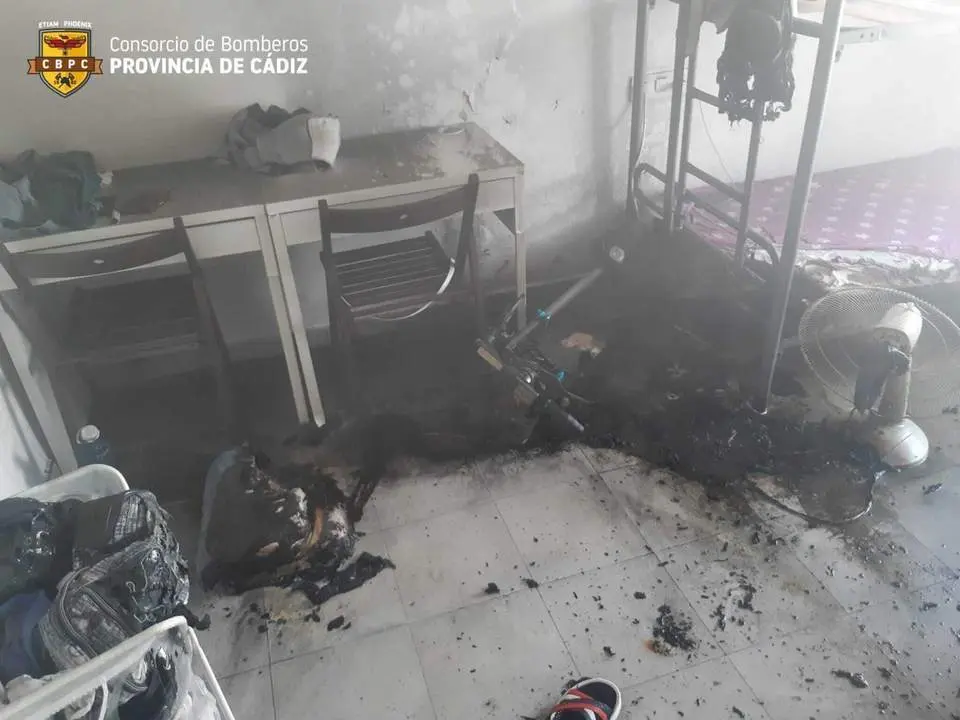 As&iacute; qued&oacute; la habitaci&oacute;n donde estaba el patinete el&eacute;ctrico en el piso tutelado de Cruz Roja en septiembre..  - Bomberos