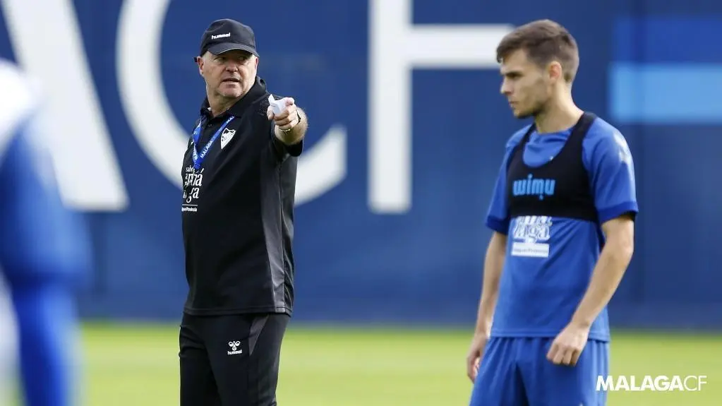 Pepe Mel, en el entrenamiento de este mi&eacute;rcoles para preparar el partido copera del pr&oacute;ximo domingo contra la Pe&ntilde;a Deportiva de Ibiza.  - MCF