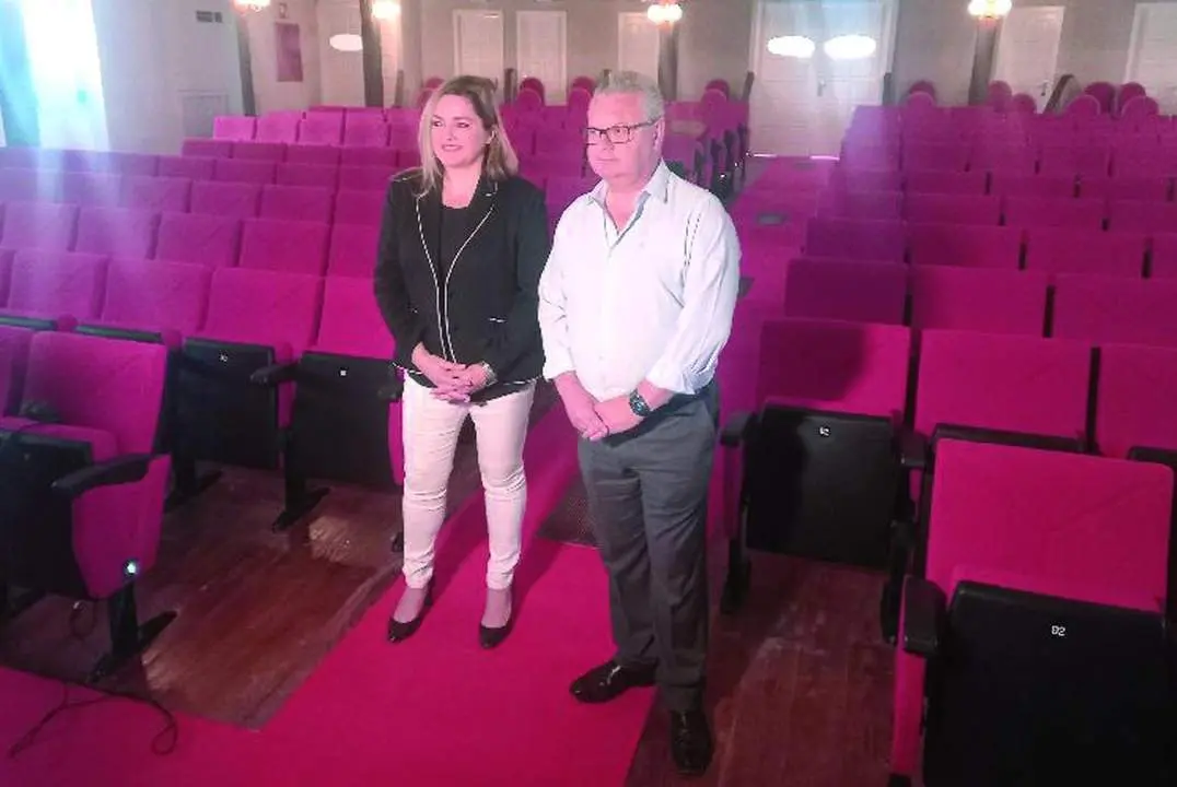 Eva Torres y Esteban Morales, en el patio de butacas del Teatro Circo.     - 