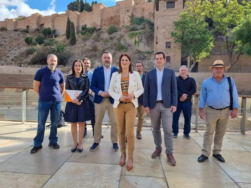 Losada, en el centro, con parte de su equipo. - Cs M&aacute;laga