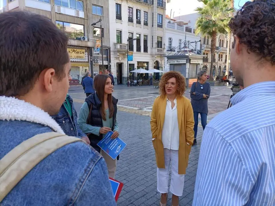 Mar&iacute;a Eugenia Lim&oacute;n atiende a los medios. - VH