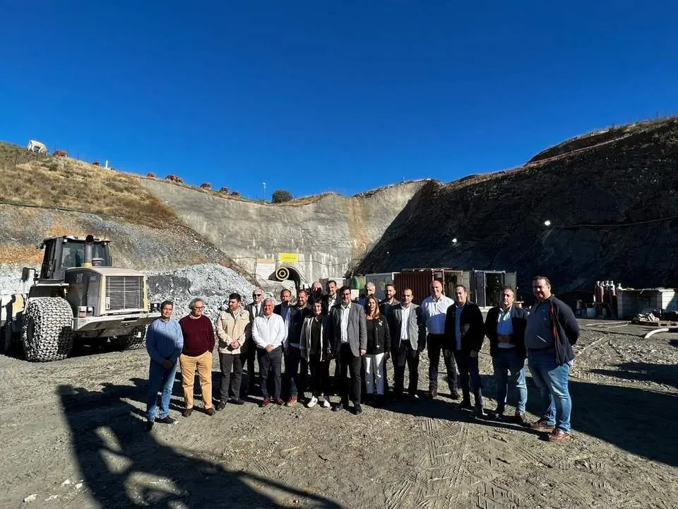 Visita del presidente de la Diputaci&oacute;n de Sevilla y de alcaldes de los municipios a las obras del t&uacute;nel de cabecera. - DIPUTACION DE SEVILLA