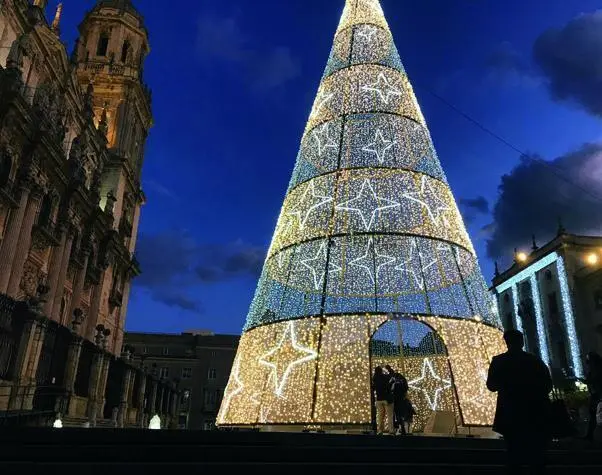 &Aacute;rbol de Navidad de la Plaza de Santa Mar&iacute;a. - Viva Ja&eacute;n.