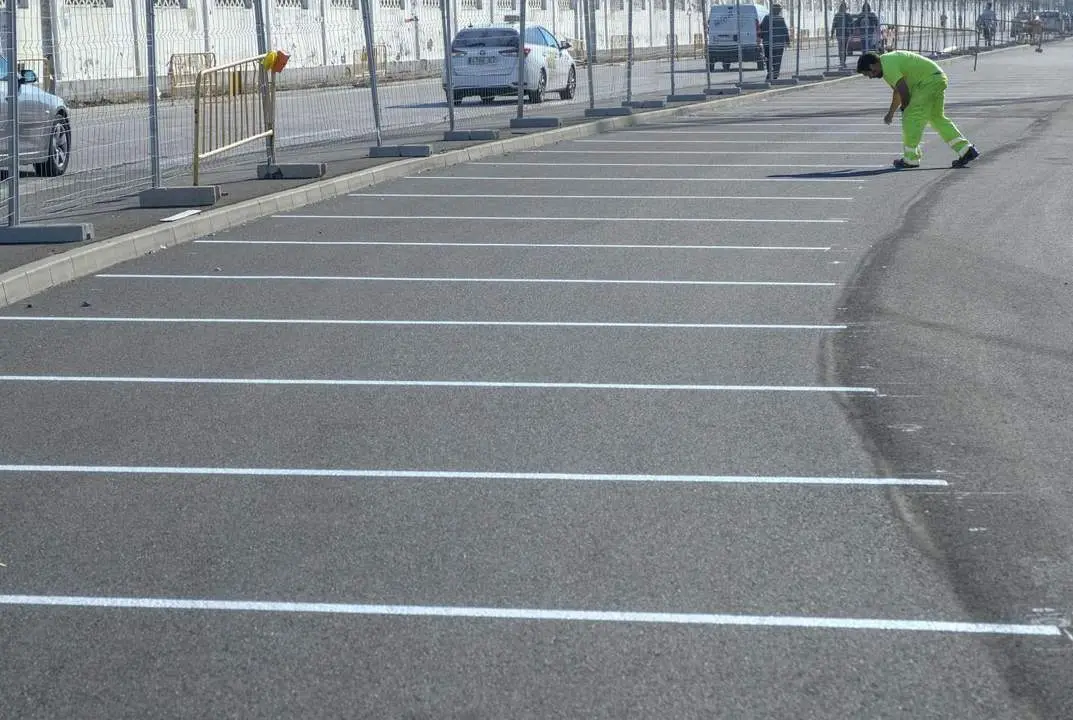 Plazas de aparcamientos en la avenida de Astilleros. - MF