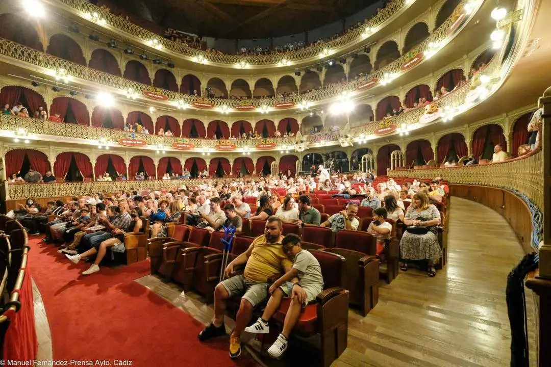 Ambiente en el Gran Teatro Falla. - Ayuntamiento de C&aacute;diz