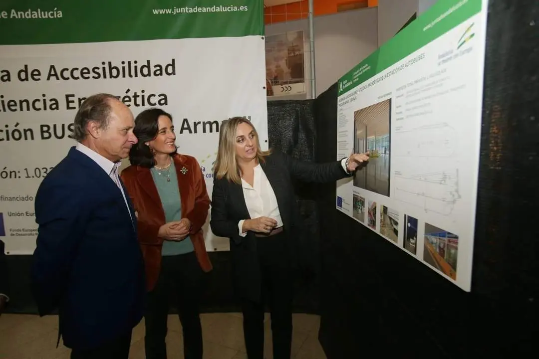 La consejera junto al panel explicativo de las obras previstas en la estaci&oacute;n. - JUNTA DE ANDALUC&Iacute;A