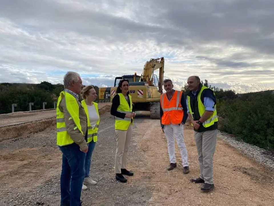 La delegada territorial de Fomento, Susana Cayuelas, visita el desarrollo de los trabajos del puente de la variante de Las Cabezas sobre la carretera A-371. - 