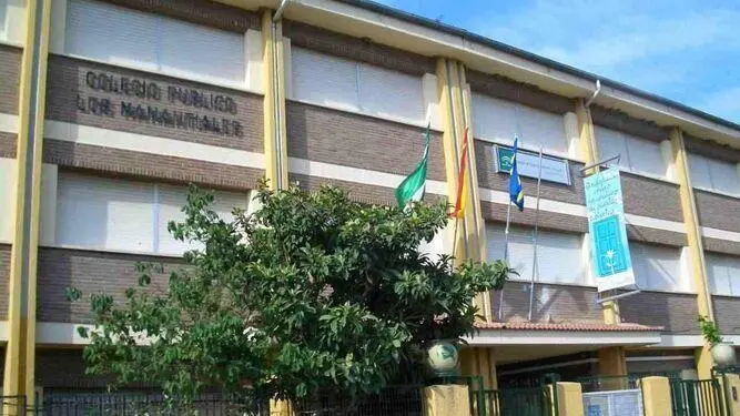 Fachada del Colegio Los Manantiales, uno de los tres afectados. - V.M.