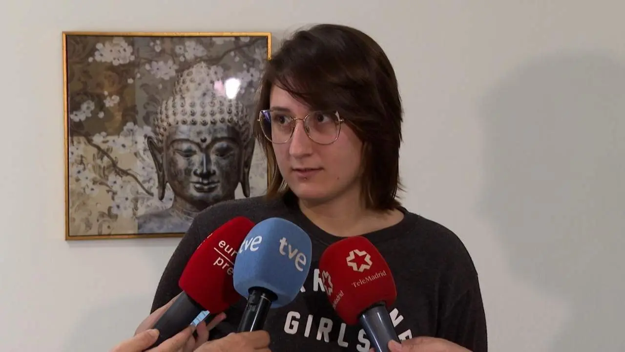 Luc&iacute;a Castro atiende a los medios. - EUROPA PRESS
