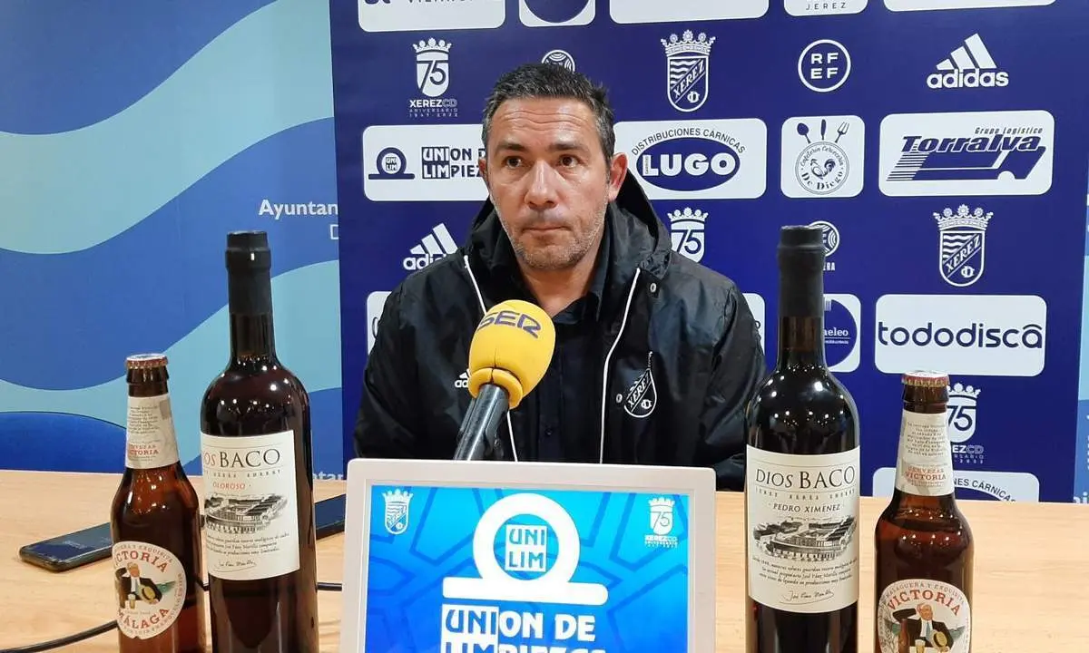Juan Carlos G&oacute;mez, este s&aacute;bado en la sala de prensa de Chap&iacute;n. - xerezdfc.com