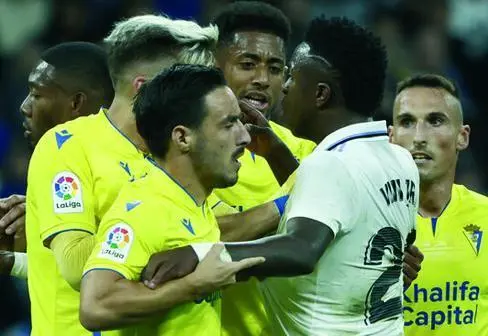  Vinicius se enfrent&oacute; a los jugadores cadistas en el partido disputado en el Santiago Bernab&eacute;u.  - EFE
