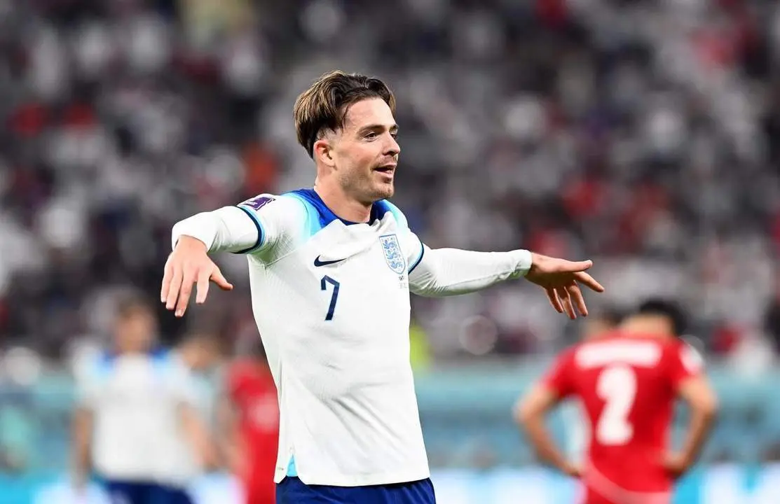 Grealish celebr&oacute; su gol haciendo una ola. - efe