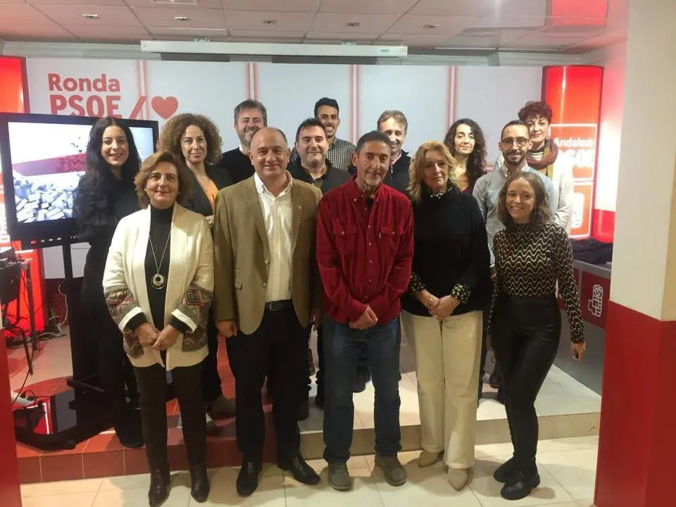 El candidato a la Alcald&iacute;a y el coordinador de los grupos de trabajo, junto a los responsables de cada &aacute;rea.  - M.Q.