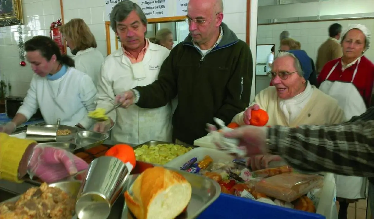 Voluntarios se suman a la labor en el Comedor El Salvador - R. Alfaro