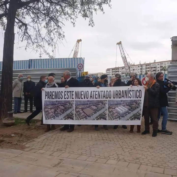 Protesta ante el n&uacute;mero 38 de la avenida de la Palmera. - A. FAJARDO/EP