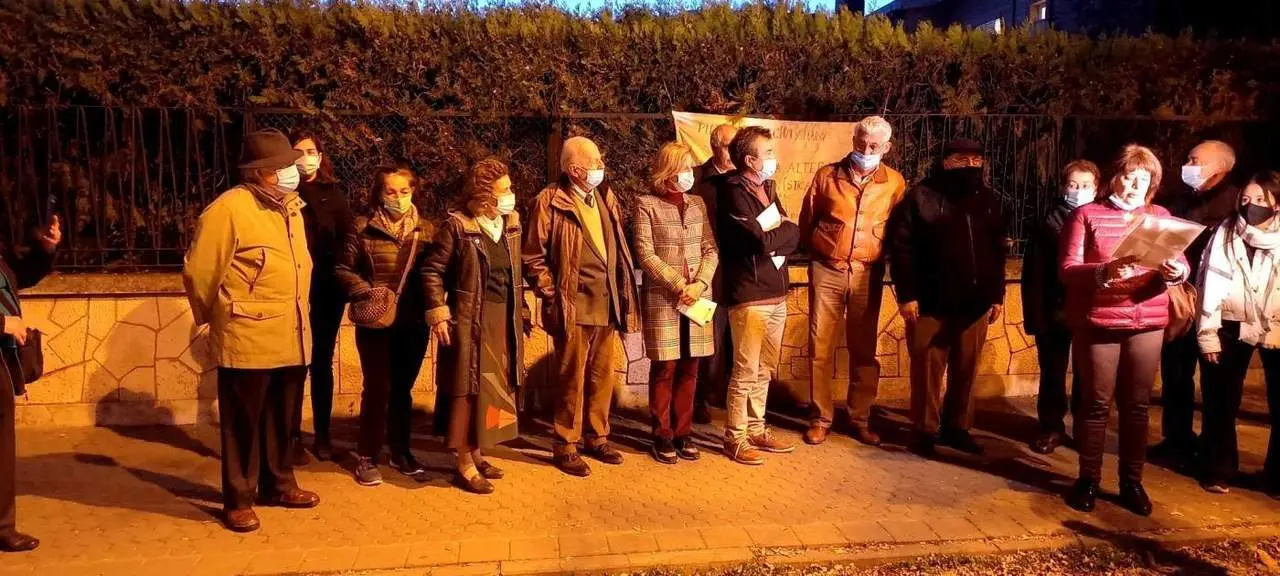 Concentraci&oacute;n ciudadana ante el n&uacute;mero 38 de la avenida de la Palmera. - ASOCIACI&Oacute;N JARDINES DE LA OLIVA