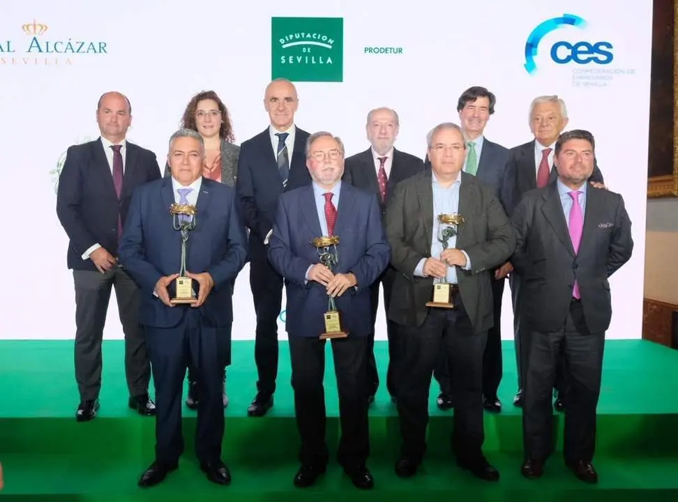 Foto de familia de los premiados. - CES