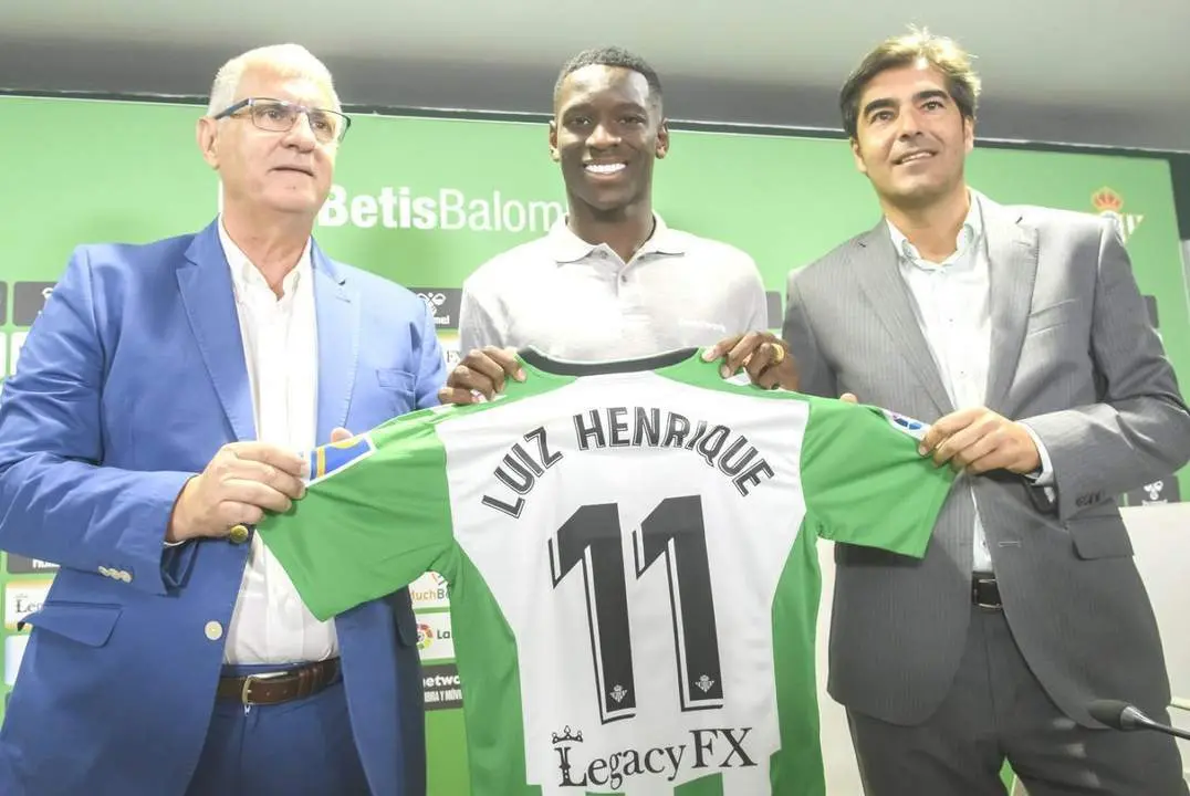 Antonio Cord&oacute;n, Luiz Henrique y &Aacute;ngel Haro durante la presentaci&oacute;n del extremo brasile&ntilde;o con el Betis. - efe