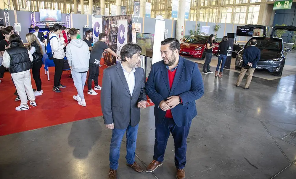 El diputado Jaime Armario junto al organizador en la inauguraci&oacute;n de Bodasur - Viva