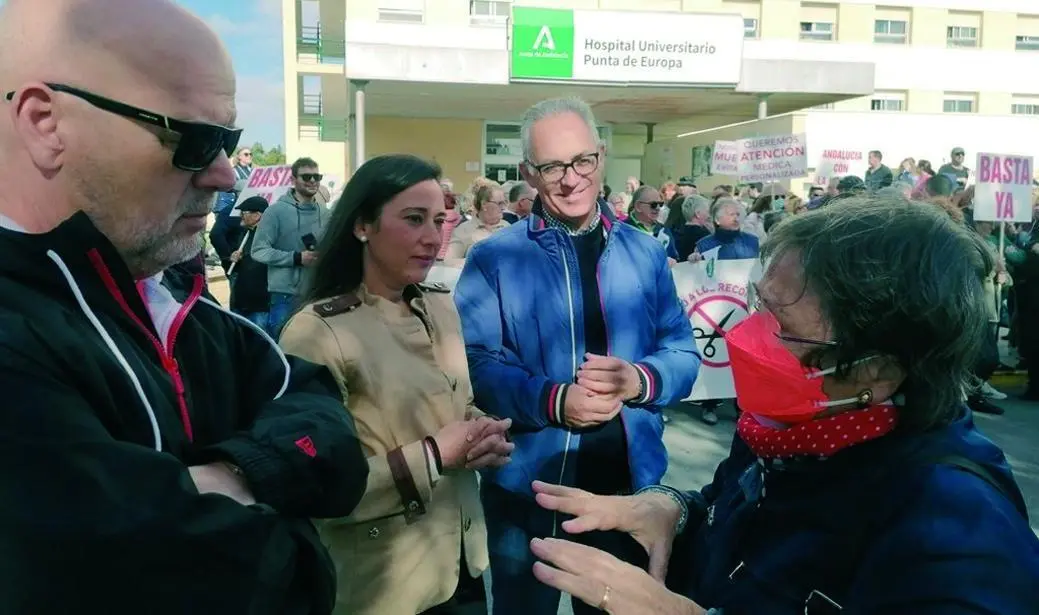 La secretaria general del PSOE de Algeciras, Roc&iacute;o Arrabal, este s&aacute;bado en la concentraci&oacute;n ante el Hospital Punta de Europa. - E. P.