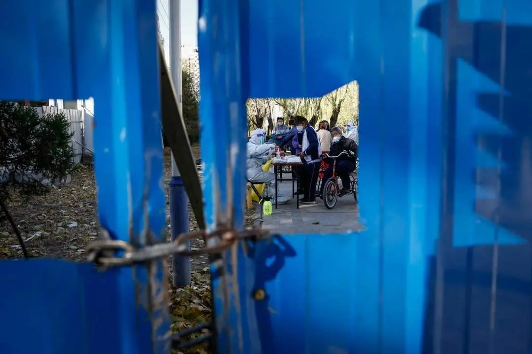 Sanitarios realizan pruebas de COVID-19 en un recinto vallado con barricadas en Pek&iacute;n. - EFE