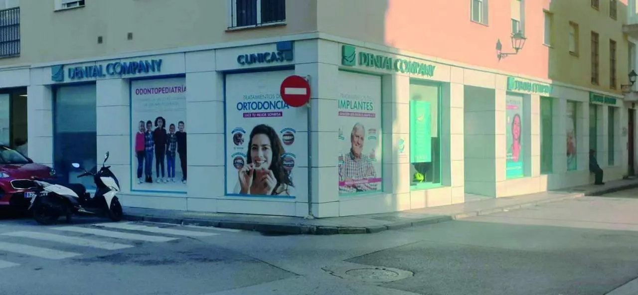 Exterior de la cl&iacute;nica en Sanl&uacute;car. - Cedida.