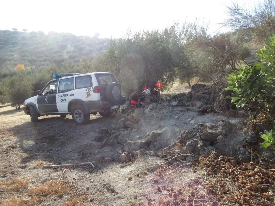 Trabajando en el pozo para el rescate del animal. - Viva Ja&eacute;n
