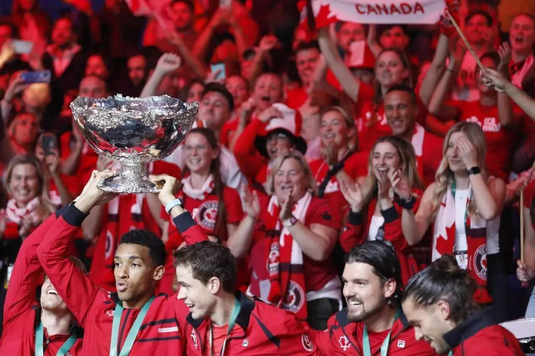Auger-Aliassime sostiene la primera ensaladera de plata para Canad&aacute; en un Carpena te&ntilde;ido de rojo.   - EFE/Julio Mu&ntilde;oz