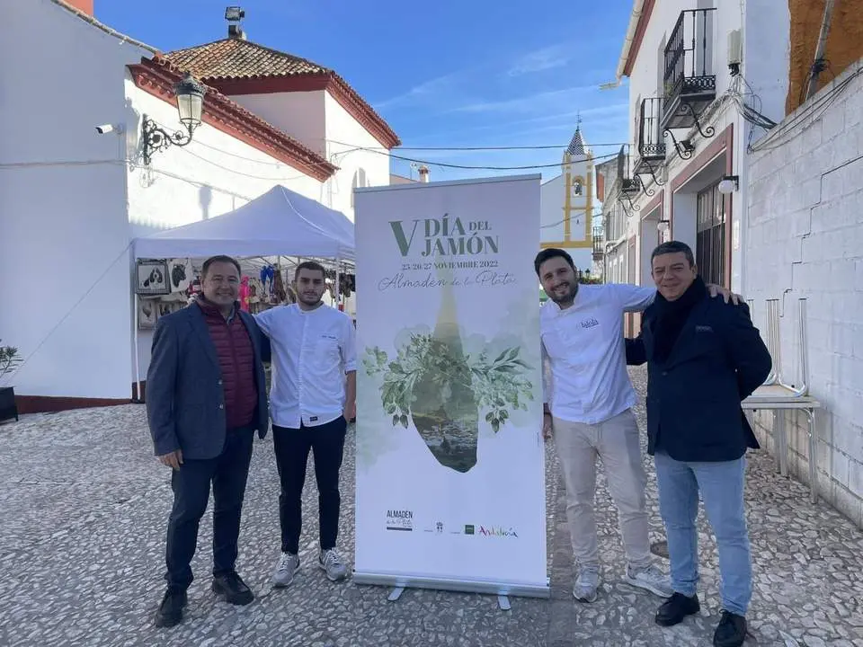 El delegado del Gobierno de la Junta en Sevilla, Ricardo S&aacute;nchez, con el alcalde de Almad&eacute;n, Jos&eacute; Carlos Raigada, y los chefs de Plato Jondo. - JUNTA DE ANDALUCIA