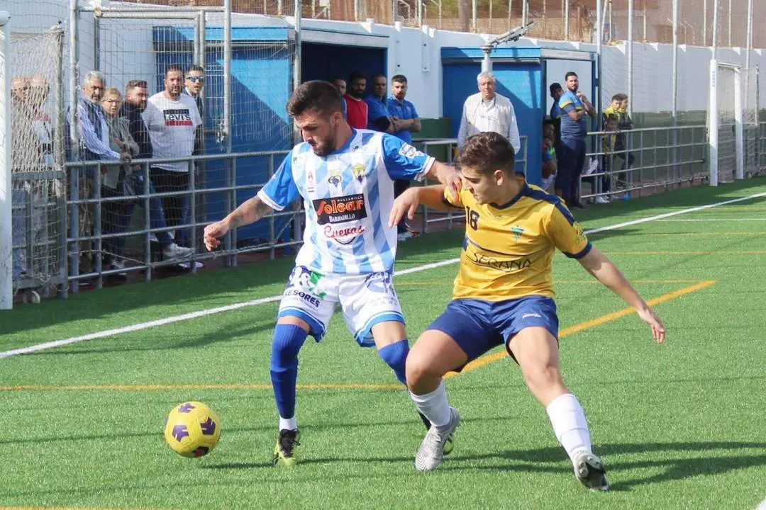 Ra&uacute;l Tejero en el partido que el Rayo Sanluque&ntilde;o disput&oacute; ante el San Bernardo en La Quinta de la Paz - Ra&uacute;l J. Bustillos