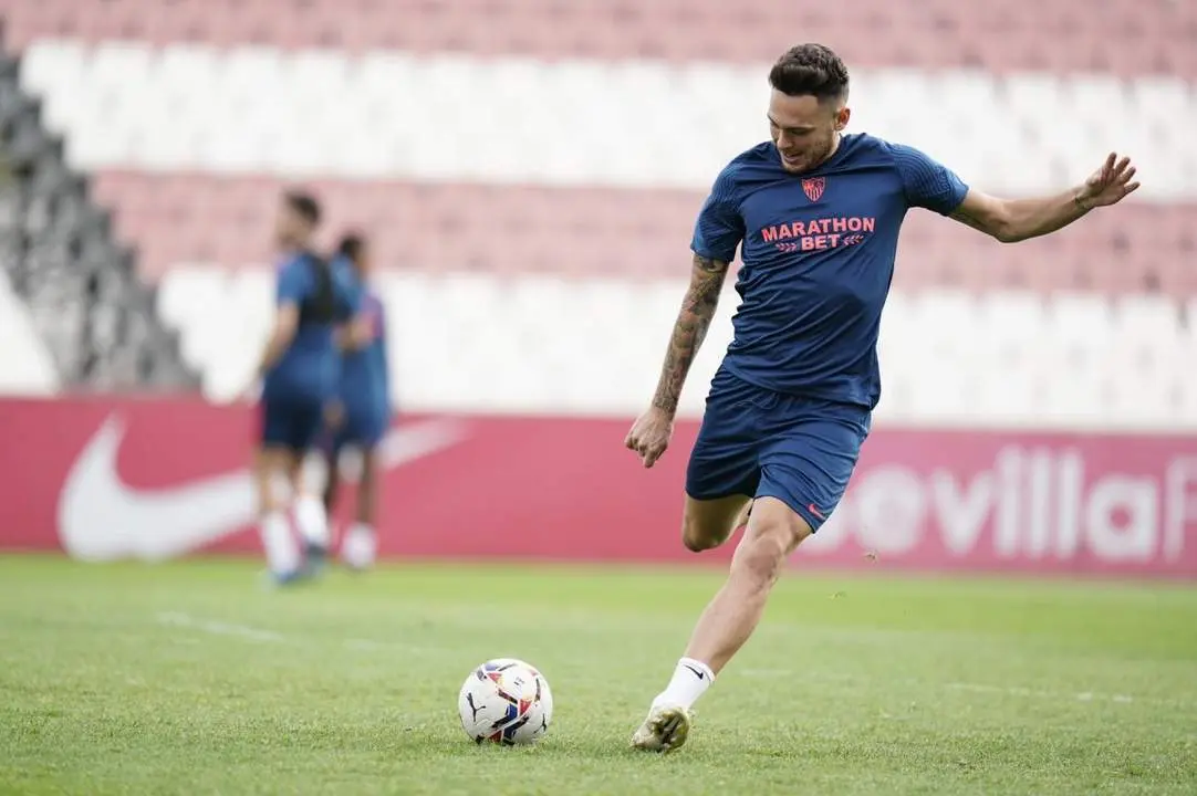 El atacante argentino del Sevilla, Ocampos, durante un entreno. - sfc