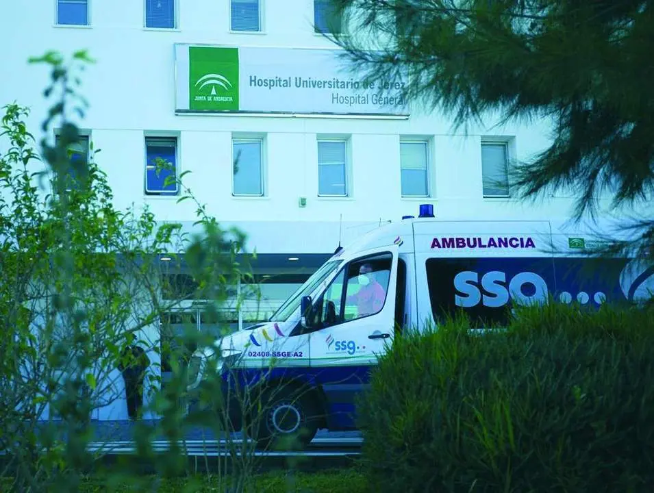 Una ambulancia en uno de los accesos al Hospital de Jerez - Viva