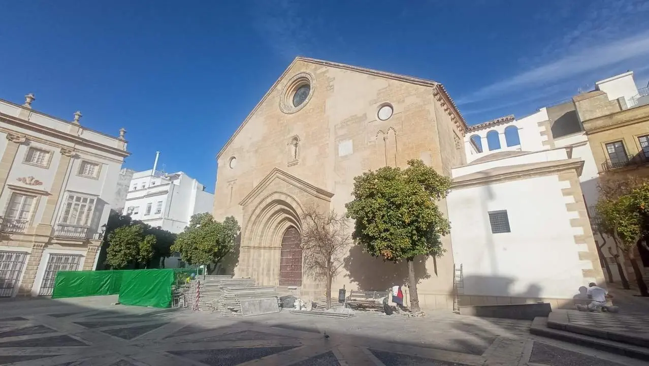 La fachada de San Dionisio, una vez retirados los andamios.  - F.C.Aleu