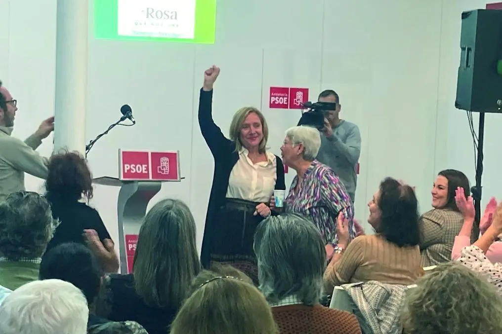 Rosa de la Flor, aspirante a candidata del PSOE a la Alcald&iacute;a, emocionada y con el pu&ntilde;o en alto.  - VIVA