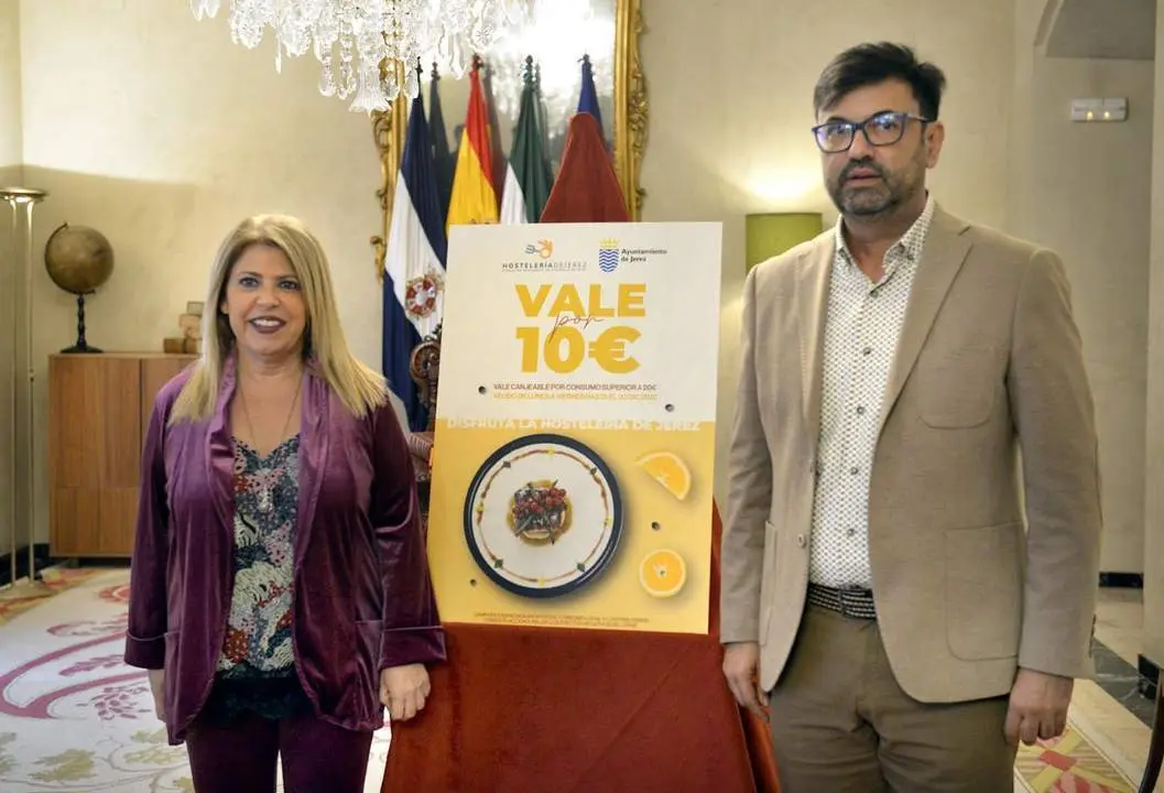 Alfredo Carrasco junto a la alcaldesa en la presentaci&oacute;n de la campa&ntilde;a - jerez.es