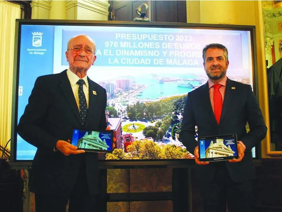 De la Torre (i) y Conde presentaron las cuentas de 2023. - Ayto. M&aacute;laga