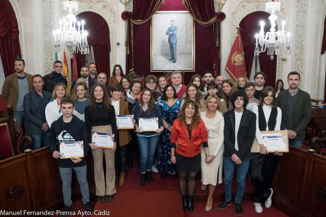 Foto de los distinguidos por el Ayuntamiento de C&aacute;diz con los XXI Premios a la Mejor Trayectoria Educativa. - VIVA