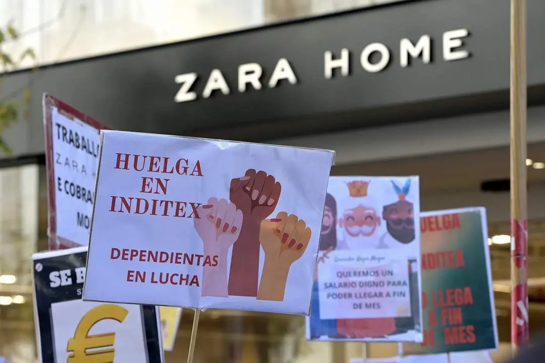 Pancartas frente a una tienda Zara Home. - Europa Press