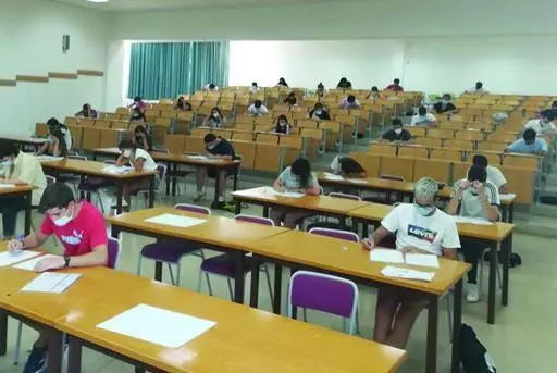 Alumnos examin&aacute;ndose en Selectividad en el Campus.  - Viva