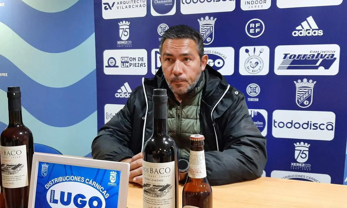 Juan Carlos G&oacute;mez, este domingo en la sala de prensa de Chap&iacute;n. - Viva Jerez
