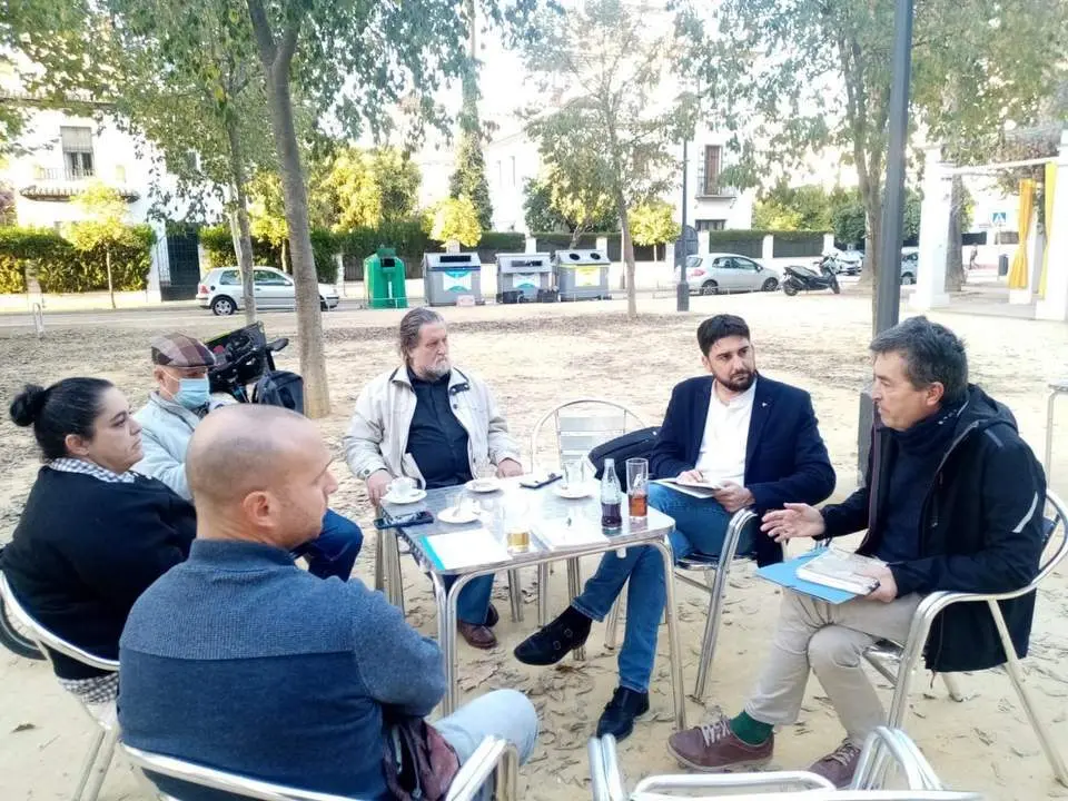 El candidato de IU a la Alcald&iacute;a de Sevilla, Ismael S&aacute;nchez, se ha reunido con representantes de la Asociaci&oacute;n Parque Vivo del Guada&iacute;ra. - IU