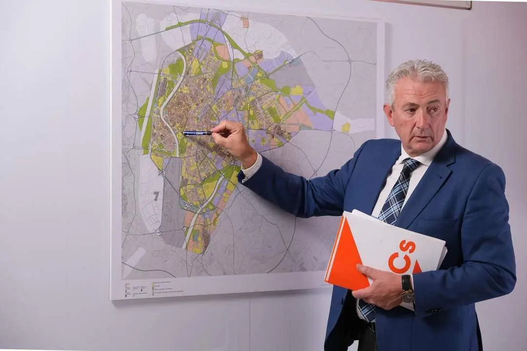 El portavoz de Cs en el Ayuntamiento, Miguel &Aacute;ngel Aumesquet, junto a un mapa de la ciudad. - CS