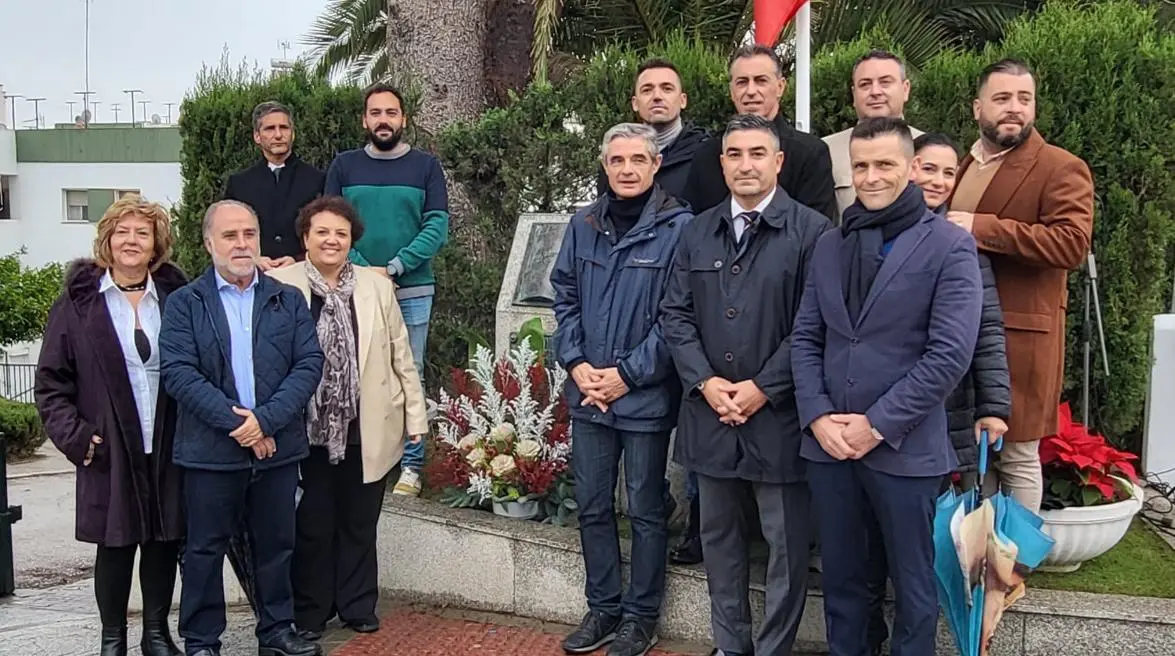 La Corporaci&oacute;n municipal se reuni&oacute; en el monumento constitucional para rendir homenaje a la Carta Magna.  - ayuntamiento