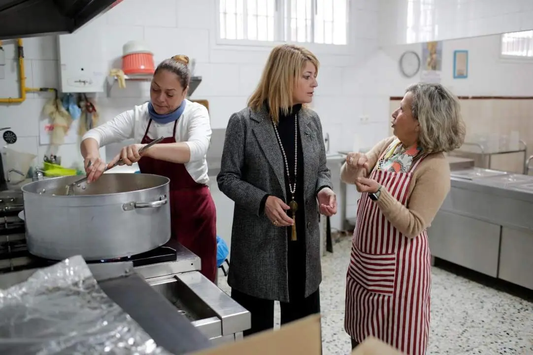 Pilar Miranda durante su visita al comedor Virgen de la Cinta. - VH