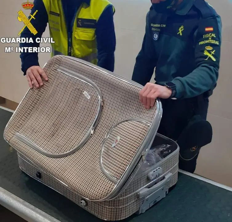 La maleta donde fue encontrada la droga. - Guardia Civil