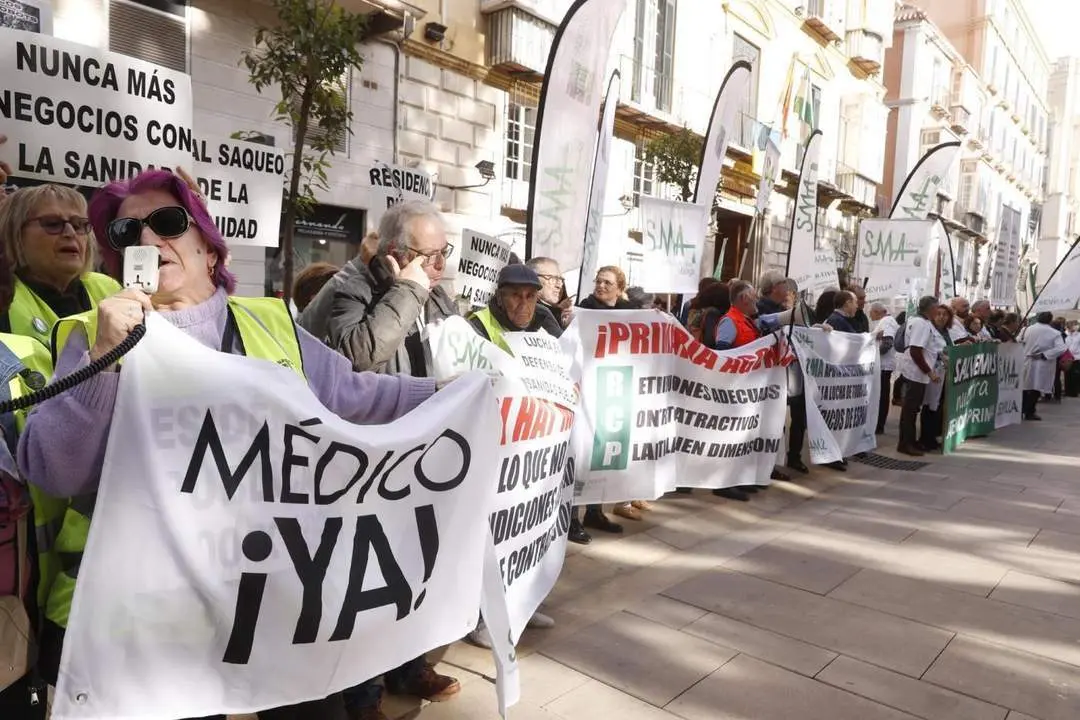  Representantes del Sindicato M&eacute;dico se han concentrado este mi&eacute;rcoles en M&aacute;laga. - EFE