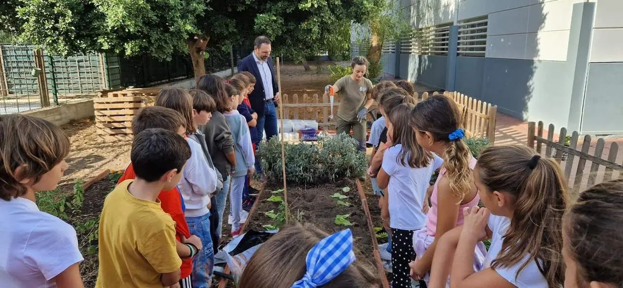 Juan Tom&aacute;s de Arag&oacute;n en una visita al distrito. - Ayto