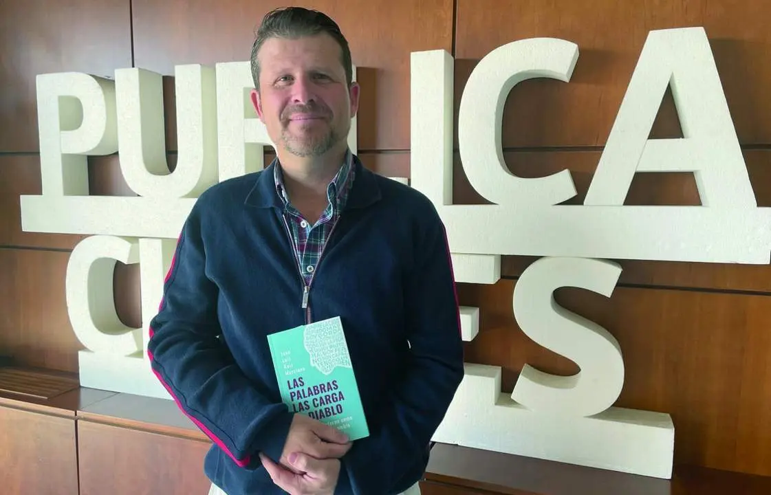 El psic&oacute;logo arcense Juan Luis Ruiz Murciano desarrolla su labor en la cl&iacute;nica Simpro, en Los Palacios. Aqu&iacute; posa con su libro.   -  jim&eacute;nez