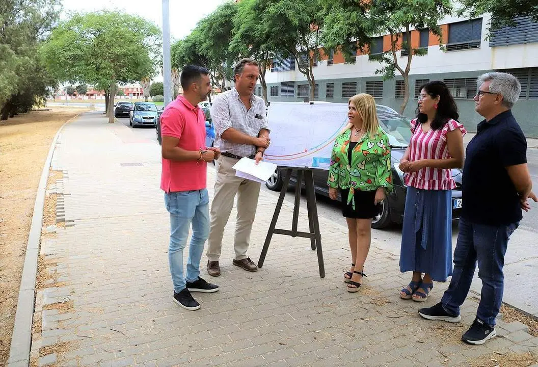 La alcaldesa visitando las obras de acerado en la calle Shakespeare, en imagen de archivo. - jerez.es