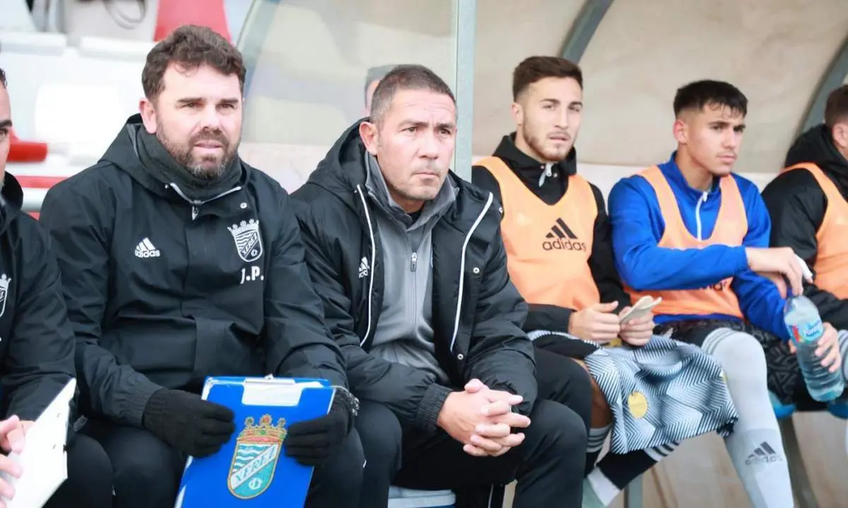 Juan Carlos G&oacute;mez, este domingo en el banquillo del Estadio Eloy &Aacute;vila Cano. - Cristo Garc&iacute;a